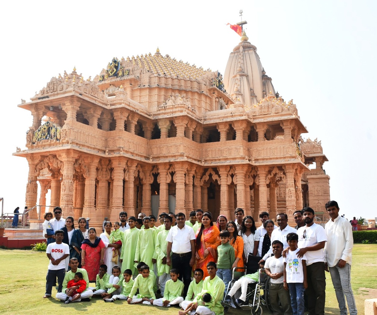 Sreesomnath Trust organized mentally challenged children of Samprat Sanstha and conducted flag worship and food.